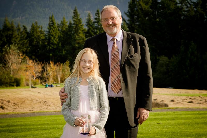 Hayleigh_Scott_Student_with_Oticon_President_Peer_Lauritsen.32785323_std.jpg